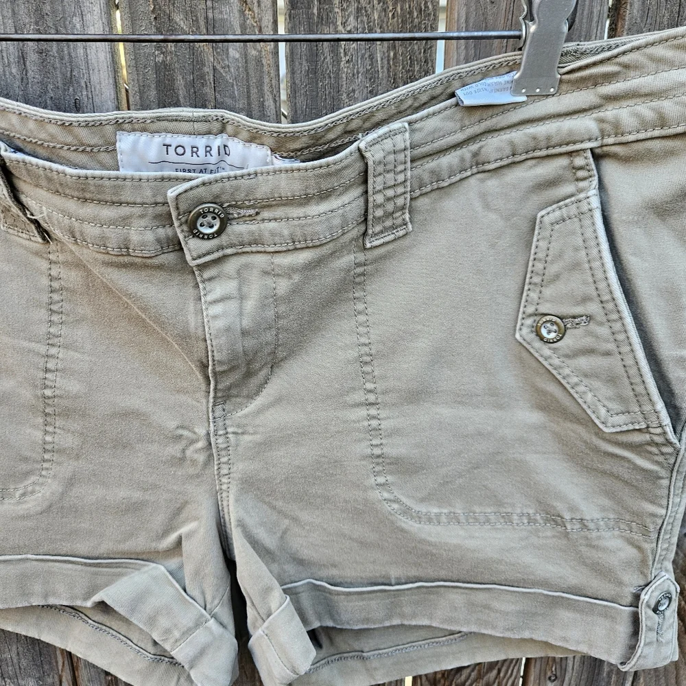 Torrid Women's Tan Shorts Size 18 - Picture 6 of 16